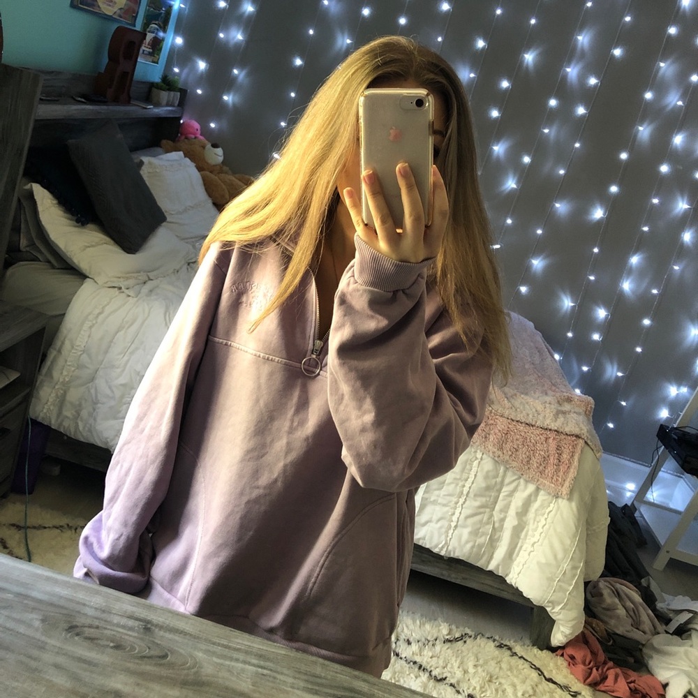 HOLLISTER - BRAND NEW purple sweatshirt w/zipper